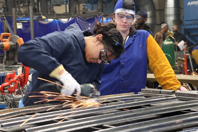 mulheres trabalhando em metalúrgica 
