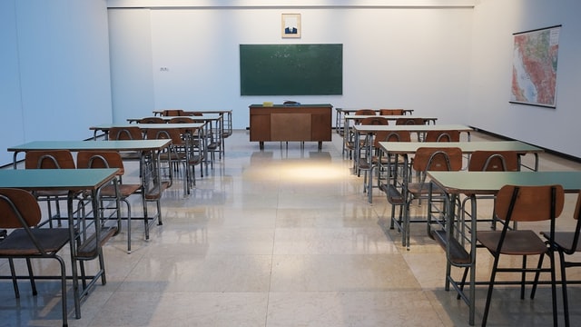 imagem de uma sala de aula vazia