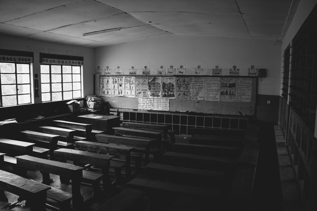 imagem de sala de aula em preto em branco