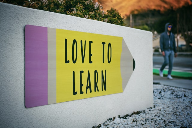 frase love to learn em parede